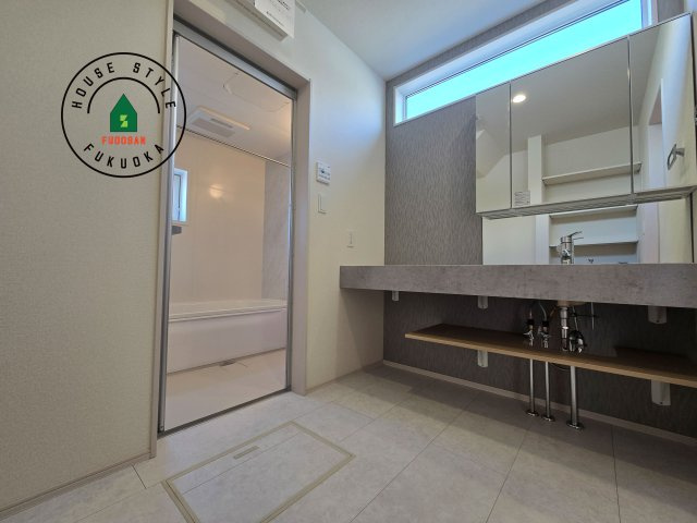 福津市福間南4丁目第1-3棟（1号棟）の脱衣所|ゆとりの洗面スペースで朝の身支度もスムーズに。暮らしを快適に変えるシャワー付洗面台です！