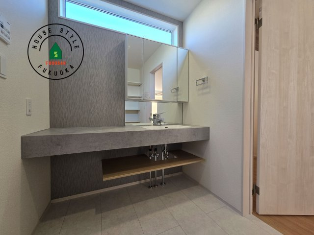 福津市福間南4丁目第1-3棟（1号棟）の独立洗面台|毎日使うものだから清潔な空間を保ちたい水回り。洗面にはそんな願いを解消させてくれる収納アイデアが満載です。三面鏡の裏側にはキャビネットが現れ小物から背の高い物まで収納できます。