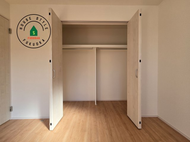 福津市福間南4丁目第1-3棟（1号棟）の収納|洋服や大きな荷物が多い方や人数の多いご家族などは、一般的なクローゼットよりもウォークインクローゼットのほうが使い勝手が良いです。