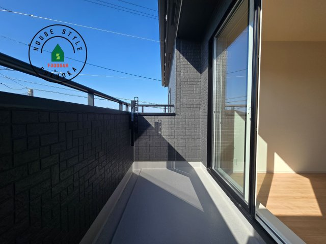 福津市福間南4丁目第1-3棟（1号棟）のバルコニー|風をしっかりと感じられるバルコニーでは、毎日が洗濯日和です。広々としているので洗濯も楽しくなるでしょうし、気分転換にバルコニーからの眺めを楽しむのもいいでしょう。