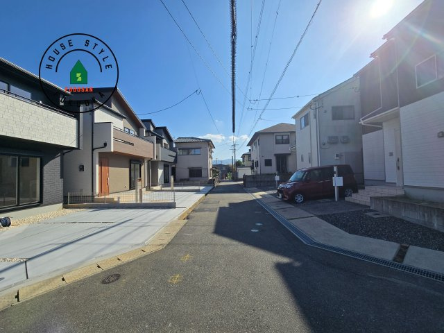 福津市福間南4丁目第1-3棟（1号棟）の前面道路含む現地写真|前面道路は閑静な住宅地をはしる車通りの少ない道路。お車の出し入れが苦手なママや小さなお子様にも安心ですね。しっかり舗装もされているので、ベビーカーや自転車で通っても快適に通行できます。前面道路です。