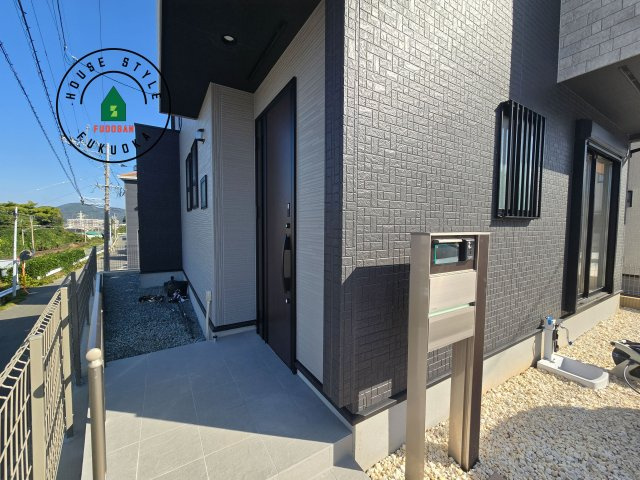 福津市福間南4丁目第1-3棟（1号棟）の玄関|おでかけの時も帰った時も、「我が家」を最初に感じでもらえる素敵な空間に。