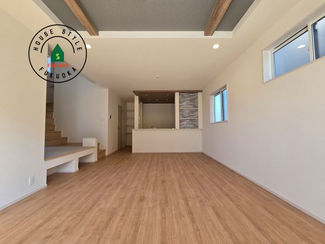 福津市福間南4丁目第1-3棟（1号棟）の居間・リビング|キッチンからリビングをしっかり確認できます。家族の笑顔があふれる空間になりそうですね。