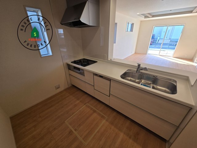 福津市福間南4丁目第1-3棟（1号棟）のキッチン|ダイニングテーブルへの配膳がラクラク、お料理はかどるカウンター付きシステムキッチン！