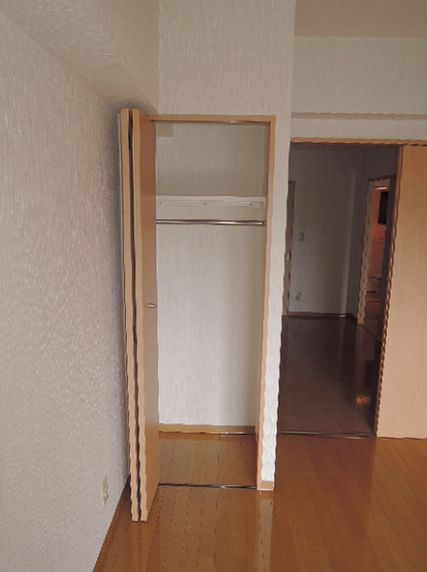 ナカムラビルヂングの洋室