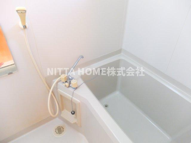 サンハウス B棟の浴室|衛生面でも嬉しい浴室小窓付き●