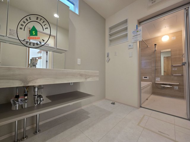 福津市福間南4丁目第1-3棟（2号棟）の脱衣所|ゆとりの洗面スペースで朝の身支度もスムーズに。暮らしを快適に変えるシャワー付洗面台です！