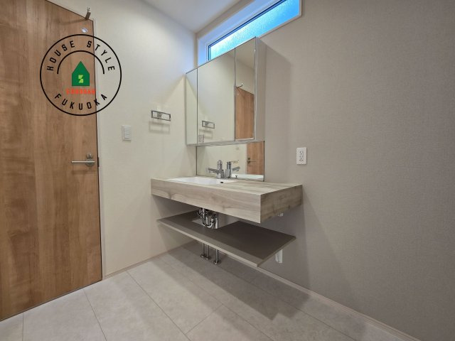 福津市福間南4丁目第1-3棟（2号棟）の独立洗面台|毎日使うものだから清潔な空間を保ちたい水回り。洗面にはそんな願いを解消させてくれる収納アイデアが満載です。三面鏡の裏側にはキャビネットが現れ小物から背の高い物まで収納できます。