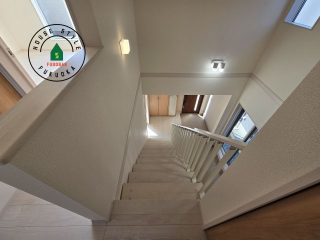 福津市福間南4丁目第1-3棟（2号棟）の内装|＜手すり付階段＞手すりがないと階段の昇り降りで危険なことはもちろん、壁に手をつきながら歩くことで壁紙が汚れやすくなります。すべての方に快適に昇り降りしていただくため、手すりを設置しました。