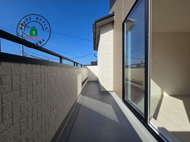 福津市福間南4丁目第1-3棟（2号棟）のバルコニー|風をしっかりと感じられるバルコニーでは、毎日が洗濯日和です。広々としているので洗濯も楽しくなるでしょうし、気分転換にバルコニーからの眺めを楽しむのもいいでしょう。