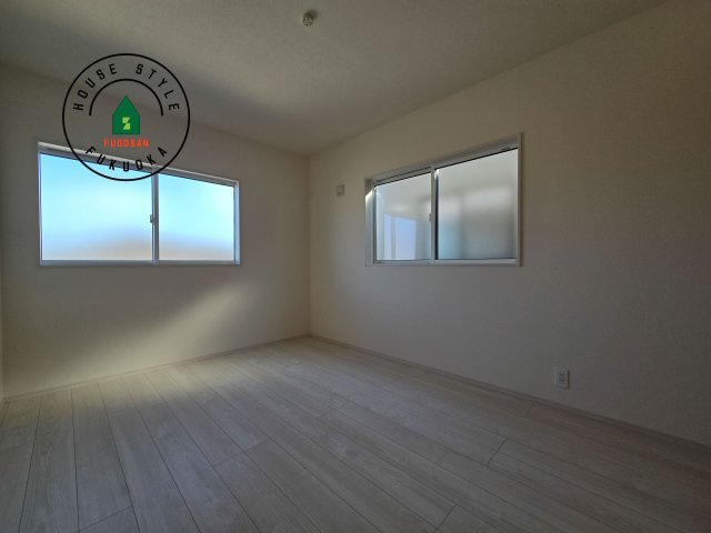 福津市福間南4丁目第1-3棟（2号棟）の子供部屋|採光良好な洋室は全居室、複層ガラスの遮熱効果と断熱効果で、一年中快適に過ごせます。