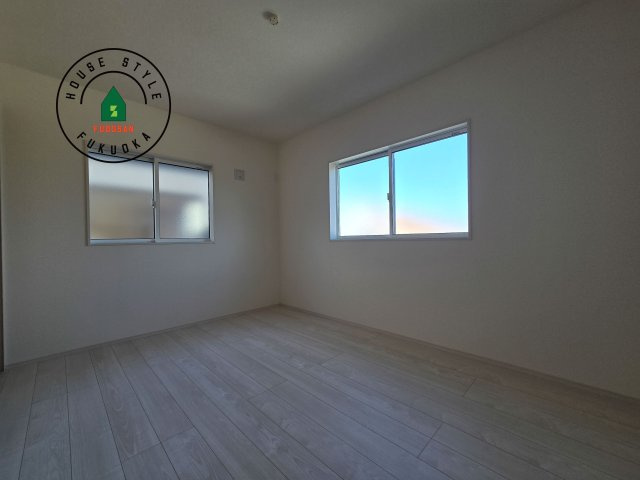 福津市福間南4丁目第1-3棟（2号棟）の洋室|穏やかな光が差し込む室内には、穏やかな時間が流れます。