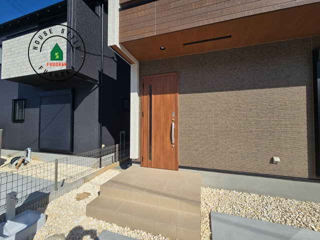 福津市福間南4丁目第1-3棟（2号棟）の玄関|おでかけの時も帰った時も、「我が家」を最初に感じでもらえる素敵な空間に。