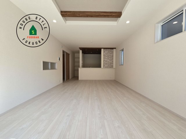 福津市福間南4丁目第1-3棟（2号棟）の居間・リビング|キッチンからリビングをしっかり確認できます。家族の笑顔があふれる空間になりそうですね。