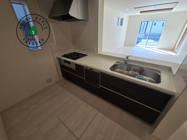 福津市福間南4丁目第1-3棟（2号棟）のキッチン|ダイニングテーブルへの配膳がラクラク、お料理はかどるカウンター付きシステムキッチン！