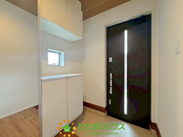蓮田市西新宿11期　新築一戸建て　グラファーレの玄関