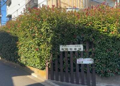 【庭】 | グランドハイツ相模原 | 物件によっては、入居者が個人的に使用できる専用庭がついているものもあります。また、住宅の中にある土間の部分を庭と呼ぶこともあります。庭の用途は住む人によって変わり、それによってデザインもさまざまです。