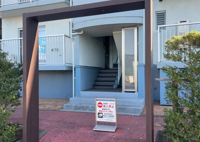 【エントランス】 | グランドハイツ相模原 | マンションのエントランスには、もともと風よけや防犯の役割がありますが、マンションによって宅配ボックスなどの設備が備わっている所もあります。日々の生活をイメージしながら生活しやすさをチェックしましょう。