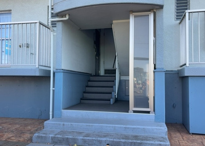 【ロビー】 | グランドハイツ相模原 | ラウンジは、マンションの共用スペースに椅子やテーブルなどを配置した利用者が寛げる空間です。屋内型ラウンジと屋外型ラウンジがあります。共用部分の管理状況と合わせて、詳細については現地でご確認ください。