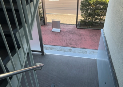 【ロビー】 | グランドハイツ相模原 | ロビーというと、エントランスと何がちがうの？と思いますよね。実はロビーとエントランスには明確な決まりはありません。物件によっては、エントランスを入って広がるある程度の広さのある空間がロビーとなります。