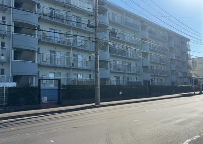 【外観】 | グランドハイツ相模原 | 隣家の土地はどうなっているのか、生活利便施設が近くにあるのか、学校まで近いかなど、お客様のライフスタイルにあわせたイメージが重要です。また、近くにあると困る施設が近くにないかも確認するといいでしょう。