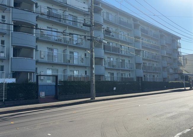 【外観】 | グランドハイツ相模原 | 隣家の土地はどうなっているのか、生活利便施設が近くにあるのか、学校まで近いかなど、お客様のライフスタイルにあわせたイメージが重要です。また、近くにあると困る施設が近くにないかも確認するといいでしょう。
