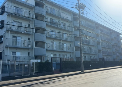 【現況写真】 | グランドハイツ相模原 | 眺望の良さを楽しめるダイニングキッチンで家族団らんの時間を過ごしてはいかがでしょうか。バルコニーから見える景色を家族で眺める時間は、時間が経つのを忘れてしまいそうですね。是非、現地を見に行きましょう！