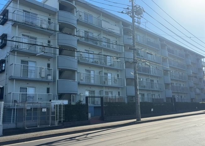 【現況写真】 | グランドハイツ相模原 | 眺望の良さを楽しめるダイニングキッチンで家族団らんの時間を過ごしてはいかがでしょうか。バルコニーから見える景色を家族で眺める時間は、時間が経つのを忘れてしまいそうですね。是非、現地を見に行きましょう！