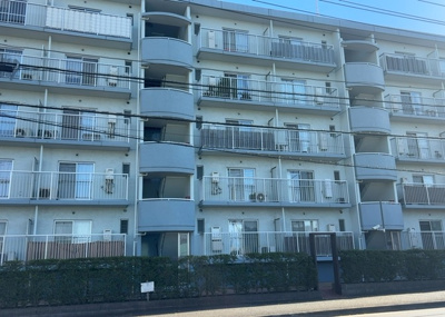 【外観】 | グランドハイツ相模原 | 景色重視でお家選ぶをするとスーパーが遠い！学校が遠い！など生活をするうえで利便性で困ることもあります。まず一度現地を見学する際に、周辺の施設などがあるかを確認し、暮らし始めた後のことを想像しましょう。