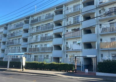 【外観】 | グランドハイツ相模原 | 道幅が広い場所は日当たりや風通が良好です。幅が広いのですれ違いも可能ですし大きな車でも駐車可能！一方で、大型車が通ることも多くなるため交通量の増加により騒音に繋がります。また土地の値段が高くなります。