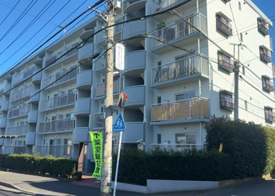 【外観】 | グランドハイツ相模原 | ＲＣ造、Reinforced Concreteは直訳すると補強されたコンクリートです。主に柱や梁・床・壁が鉄筋とコンクリートで構成おり、鉄筋を組んだ型枠にコンクリートを流し込んで固めたものを指します。