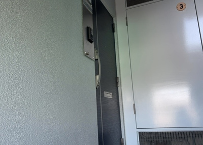 【玄関】 | グランドハイツ相模原 | 玄関は家の顔でもあり、家族以外の目にも止まる場所です。玄関は外との間を仕切る扉、靴などをしまっておく収納スペース、靴脱ぎのたたきスペース、来客とのやり取りをするドアホンなど複数のアイテムからなります。