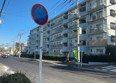 【外観】 | グランドハイツ相模原 | 外観はマンション管理がされているかの目安になります。築年数が古いと、壁面は劣化してひび割れが生じることも！建物が古びていても細かいところが修繕されていると、きちんと管理されているなぁと感じるでしょう。