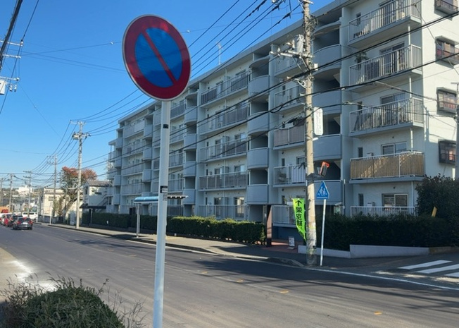 【外観】 | グランドハイツ相模原 | 外観はマンション管理がされているかの目安になります。築年数が古いと、壁面は劣化してひび割れが生じることも！建物が古びていても細かいところが修繕されていると、きちんと管理されているなぁと感じるでしょう。