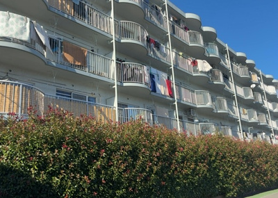 【その他】 | グランドハイツ相模原 | 一般的なバルコニーは、奥行1.5ｍ程ですが、ワイルドバルコニーは2ｍまで広がっています。そのため洗濯物の間隔をあけ干すことができ、乾きやすいというメリットや、ガーデニングが楽しめる等の特徴があります。