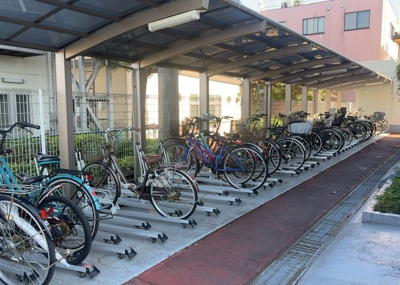 【駐車場】 | グランドハイツ相模原 | 車一台あたりに必要なスペースは、標準サイズの普通自動車で横幅2m50cm、長さ5mは必要になります。ただし、乗降のことも考慮して横幅3m30cm、長さ5m50cmほどは確保できるところを選びましょう。