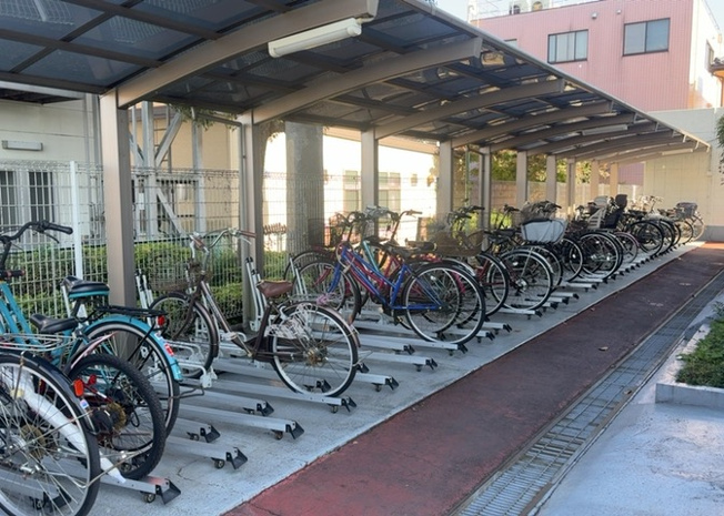 【駐車場】 | グランドハイツ相模原 | 車一台あたりに必要なスペースは、標準サイズの普通自動車で横幅2m50cm、長さ5mは必要になります。ただし、乗降のことも考慮して横幅3m30cm、長さ5m50cmほどは確保できるところを選びましょう。