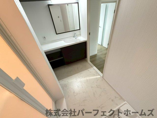 藤阪ハイツD6棟の洗面所|脱衣スペースもあります