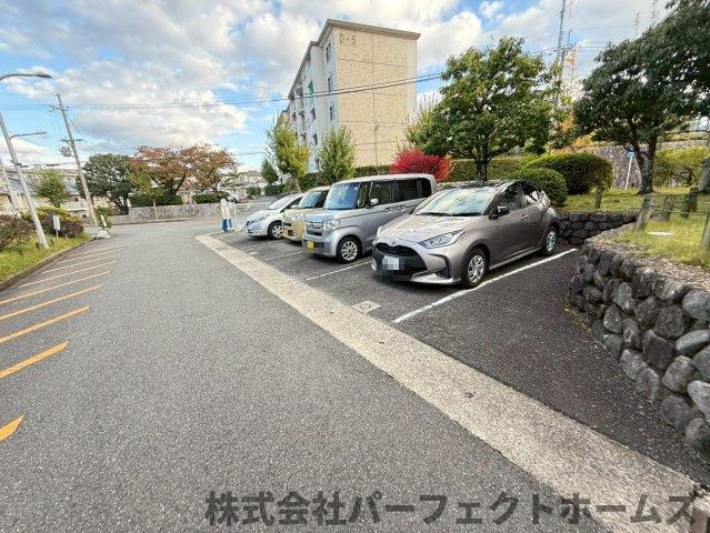 藤阪ハイツD6棟の駐車場