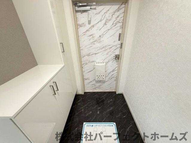 藤阪ハイツD6棟の玄関|収納もある玄関です