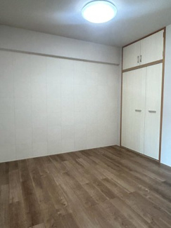 【洋室】 | パラドール嵯峨嵐山・四季彩苑 | 天袋付き収納には季節物の荷物も片づけられます