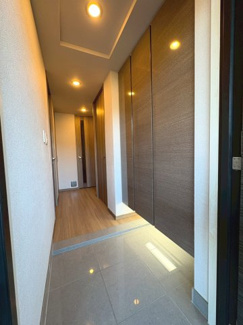 【玄関】 | パラドール嵯峨嵐山・四季彩苑 | 高級感あるタイル玄関、シューズボックス下にはライト付