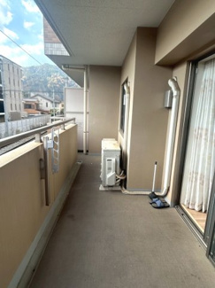 【バルコニー】 | パラドール嵯峨嵐山・四季彩苑 | 南東向きのワイドバルコニー◆洗濯物もたっぷり干せます！