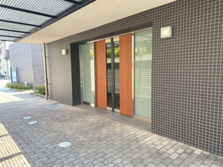 【エントランス】 | パラドール嵯峨嵐山・四季彩苑 | 嵯峨小学校まで徒歩約10分、お子様の通学も安心立地