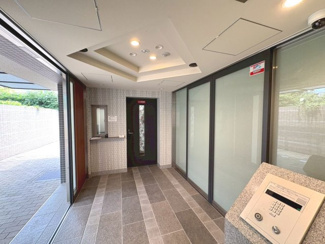 【エントランス】 | パラドール嵯峨嵐山・四季彩苑 | 徒歩約8分圏内にスーパー、コンビニ、ドラッグストアがありお買い物便利