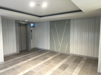 【ロビー】 | パラドール嵯峨嵐山・四季彩苑 | 折り上げ天井で開放感のあるロビー