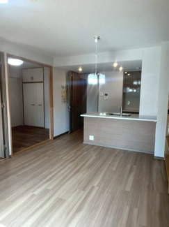 【居間・リビング】 | パラドール嵯峨嵐山・四季彩苑 | リビング扉の横にペットドアございます