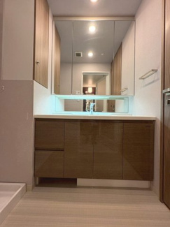 【洗面所】 | パラドール嵯峨嵐山・四季彩苑 | 三面鏡裏側に小物収納があり、洗面まわりスッキリ