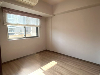 【洋室】 | パラドール嵯峨嵐山・四季彩苑 | 南東向きバルコニーからの採光あり