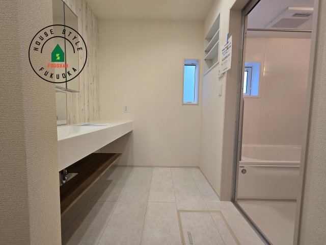 福津市福間南4丁目第1-3棟（3号棟）の脱衣所|ゆとりの洗面スペースで朝の身支度もスムーズに。暮らしを快適に変えるシャワー付洗面台です！